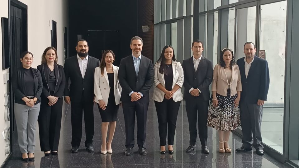 Adrián de la Garza junto a coordinadores