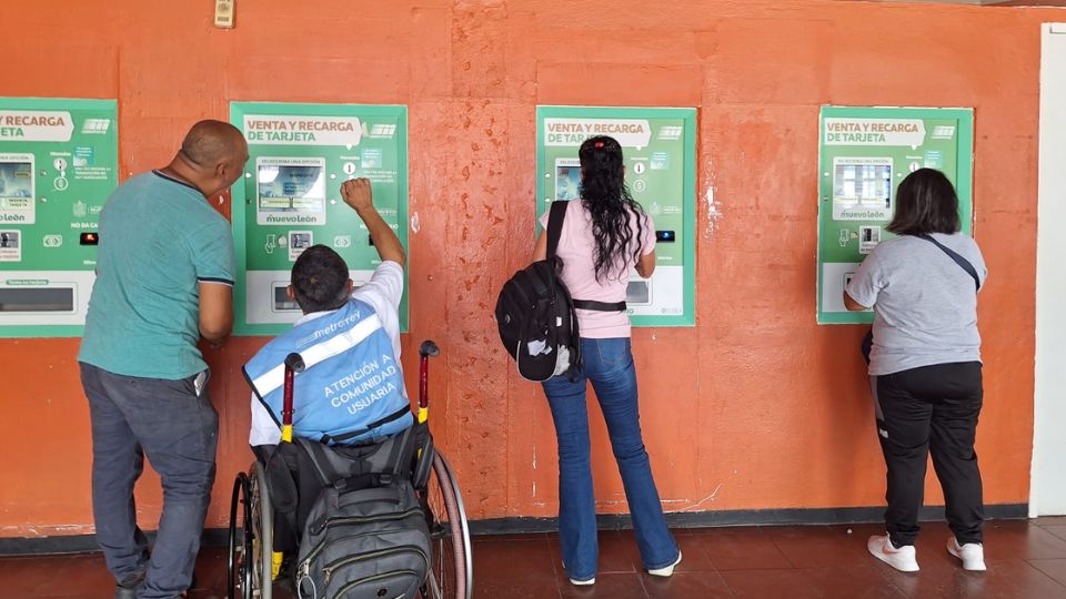 Personas recargan su tarjeta desde la terminal Talleres