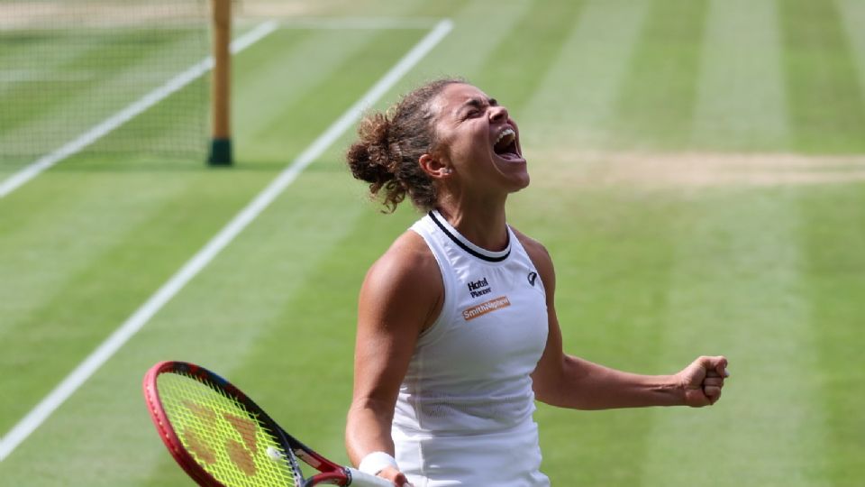 Jasmine Paolini celebra su victoria contra Donna Vekic durante su partido de semifinales en Wimbledon.