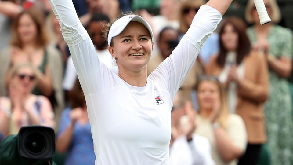 Barbora Krejcikova celebra su victoria en el partido de semifinales contra Elena Rybakina en Wimbledon.