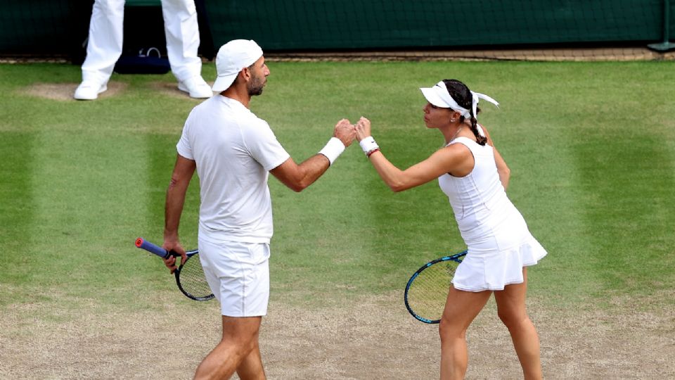 Santiago González (Izq.) y Giuliana Olmos reaccionan durante su partido de cuartos de final de dobles mixtos contra Alicia Barnett y Marcus Willis de Gran Bretaña en Wimbledon.