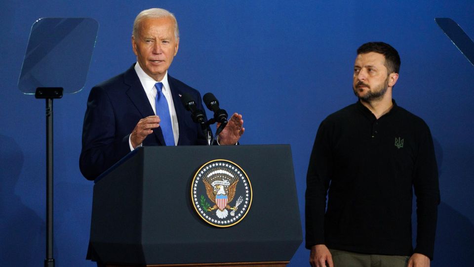 El presidente de Estados Unidos, Joe Biden (izq.), y el presidente de Ucrania, Volodymyr Zelenski (der.) | EFE