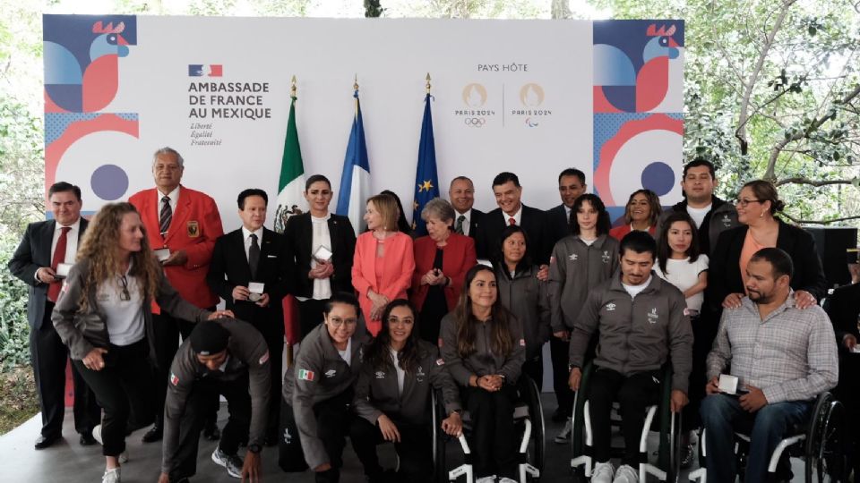 La Embajadora de Francia, Delphine Borione, y la canciller Alicia Bárcena entragaron un reconocimiento a los medallistas olímpicos mexicanos.