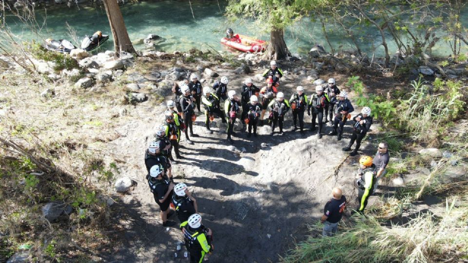 Personal de Protección Civil de Nuevo León durante taller de rescate en aguas en movimiento.