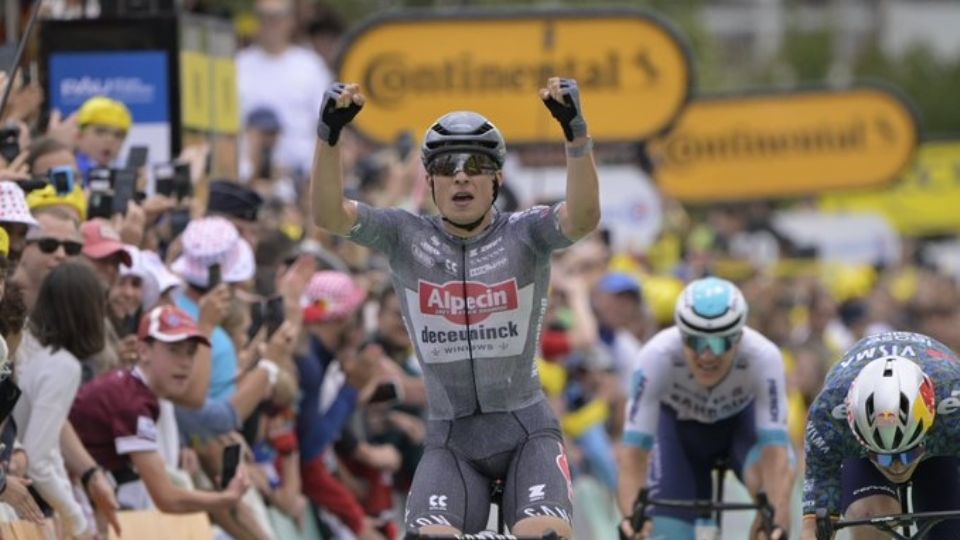 Philipsen firma doblete en una caótica etapa 13 del Tour de Francia