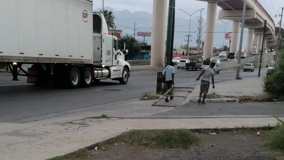 Personas en situación de calle se llevan parte de una malla de acero