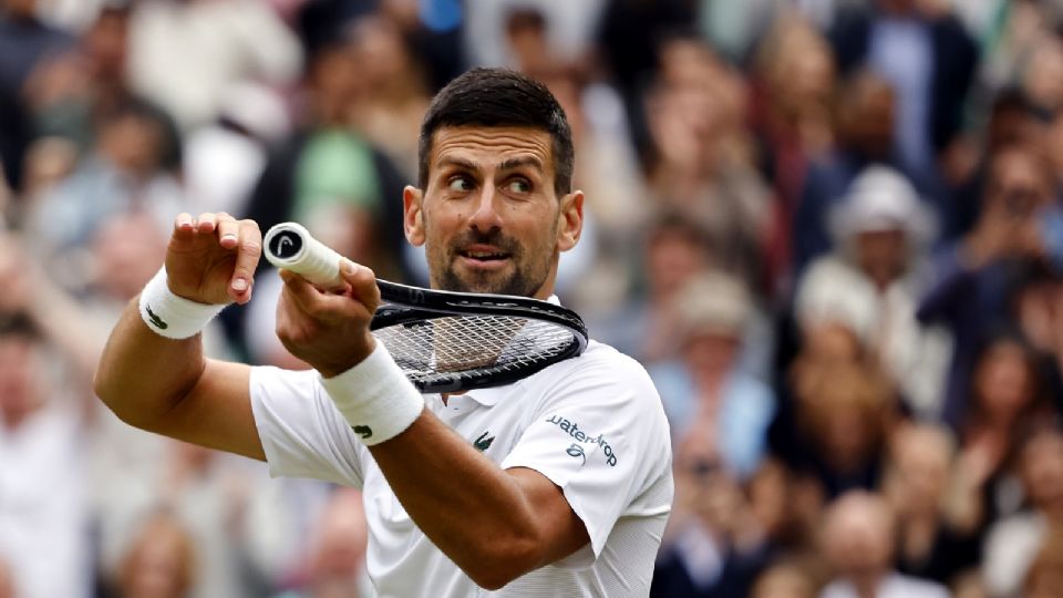 Novak Djokovic reacciona después de ganar el partido de semifinales contra Lorenzo Musetti en Wimbledon.