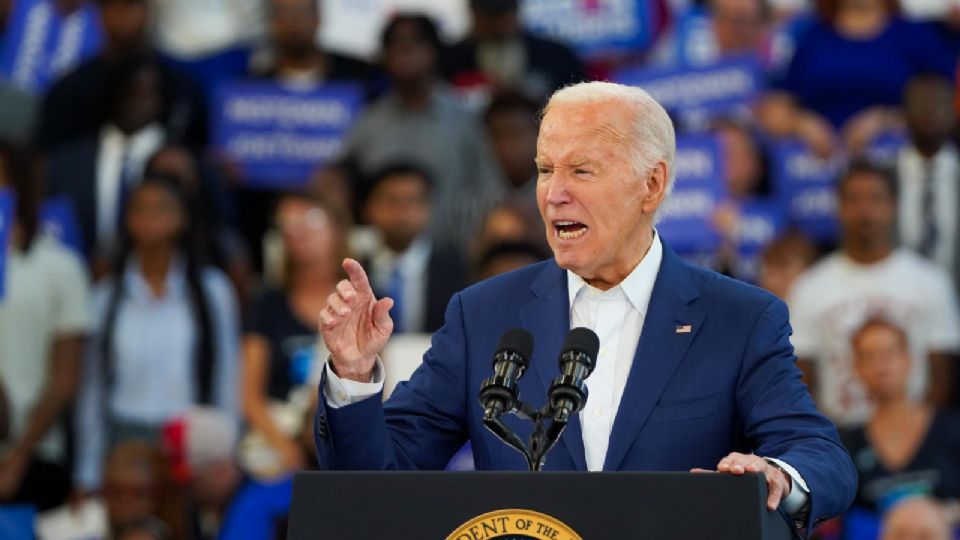 Biden retoma campaña y afirma que seguirá en la contienda.