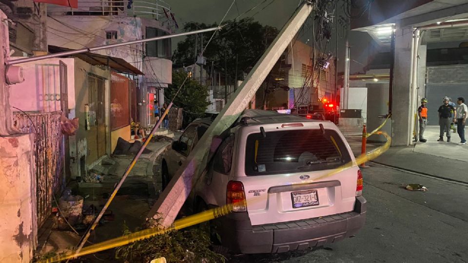 Tráiler jala cableado y derriba poste en Monterrey.