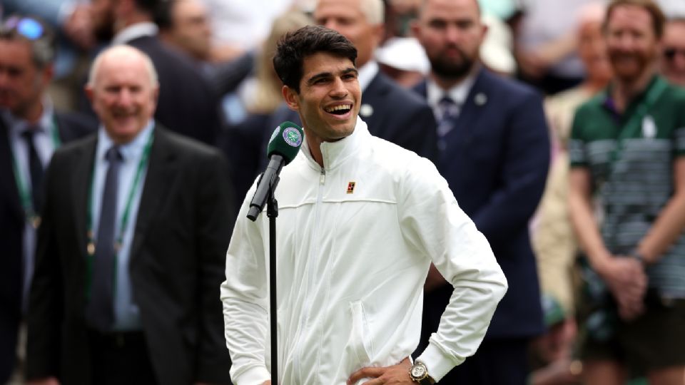 Carlos Alcaraz reacciona después de ganar su partido de semifinales contra Daniil Medvedev en Wimbledon.