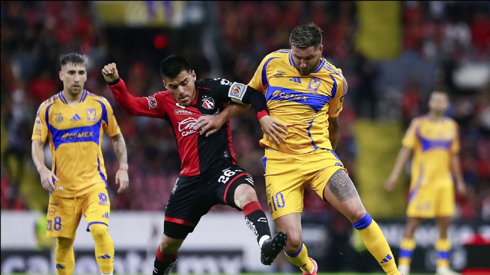 Aldo Rocha (I) del Atlas y André-pierre Gignac (D) de Tigres disputan el balón durante el juego de la jornada 2 del Apertura 2024 de la Liga MX en el Estadio Jalisco