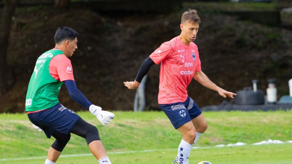 Sergio Canales enfrenta a Esteban Andrada en un entrenamiento en El Barrial de cara al duelo ante Cruz Azul