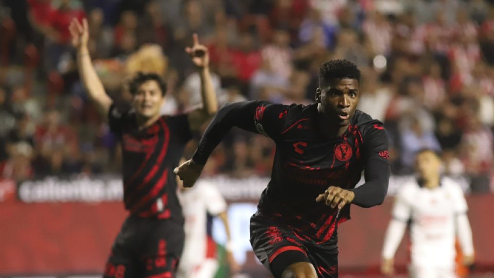 José Zúñiga (d) celebra un gol durante un partido de la jornada 2 de la Liga MX entre Tijuana y Guadalajara