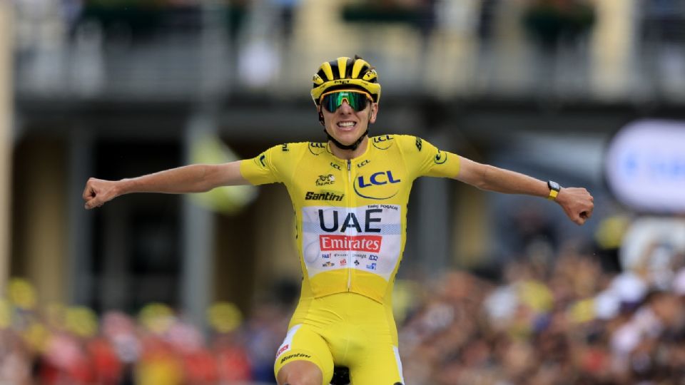 El esloveno Tadej Pogacar, con su maillot amarillo, celebra al cruzar la línea de meta y ganar la decimocuarta etapa del Tour de Francia 2024.