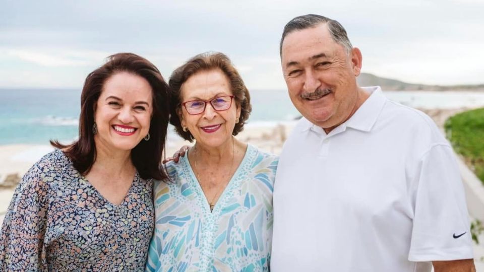 María Alicia Villarreal de López, ( en medio) mujer que ganó premio del Sorteo Tec.