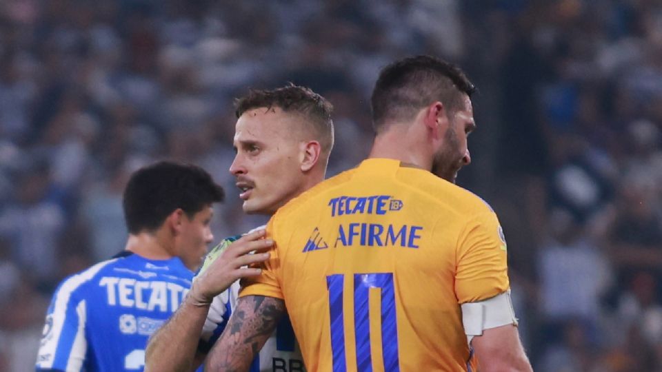 Sergio Canales y André-Pierre Gignac en el último Clásico Regio disputado entre ambos equipos