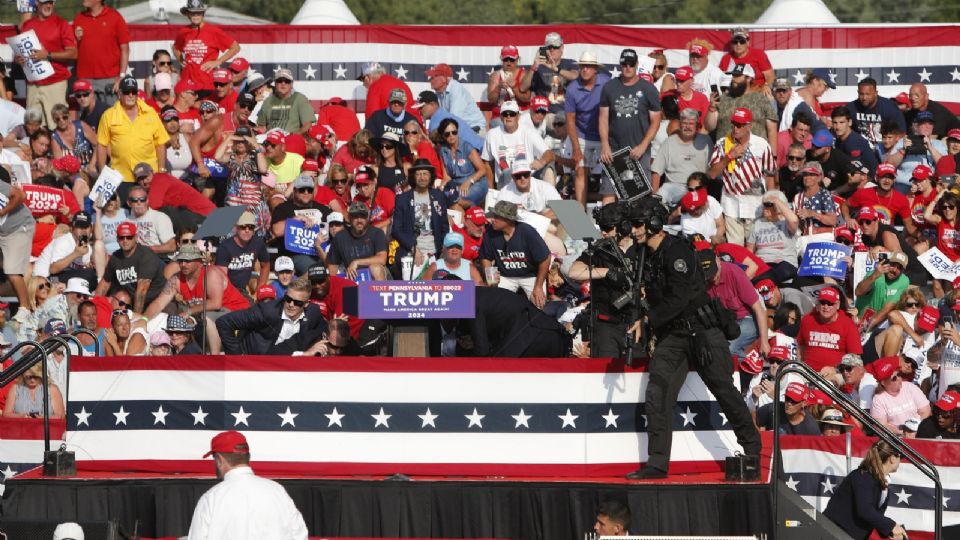 Sitio donde ocurrió el ataque contra Donald Trump siendo intervenido por autoridades.