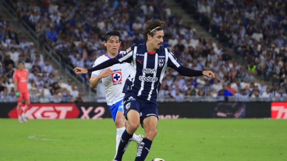 Afición de Rayados abuchea a Cortizo por comentarios sobre el Estadio BBVA.