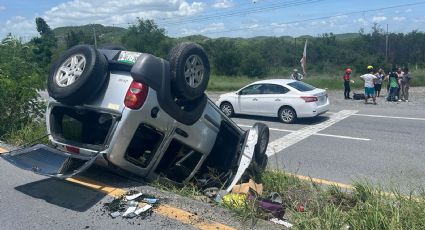 Camioneta vuelca en la Carretera Nacional y muere una persona; 6 más resultan heridas