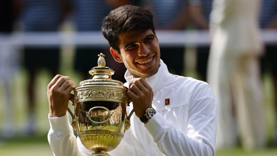 Carlos Alcaraz aplasta a Djokovic y conquista Wimbledon.