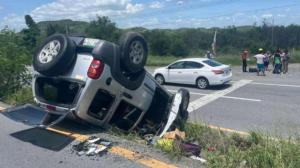 La camioneta quedó volcada en la carretera nacional.