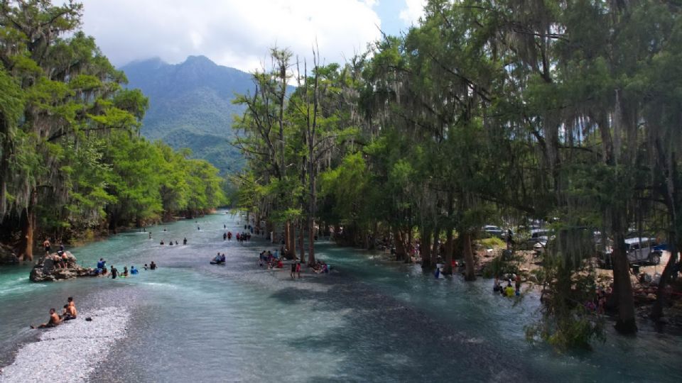 Paseantes en el Río Ramos, Allende, Nuevo León.