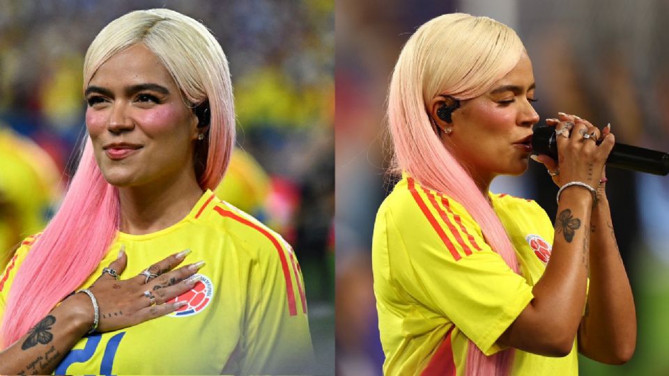 Karol G durante su interpretación del himno oficial de Colombia.