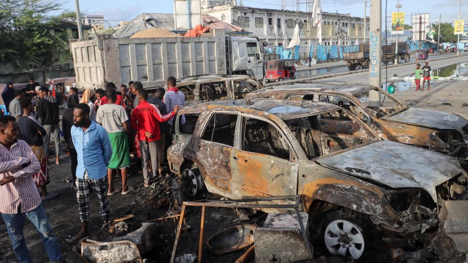 Varias personas observan los daños en el lugar de un ataque con bomba en Mogadiscio, Somalia | EFE/EPA/SAID YUSUF WARSAME