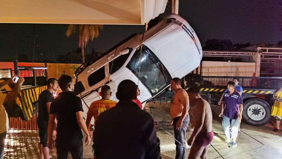 Extraen camioneta del río donde murieron los jóvenes