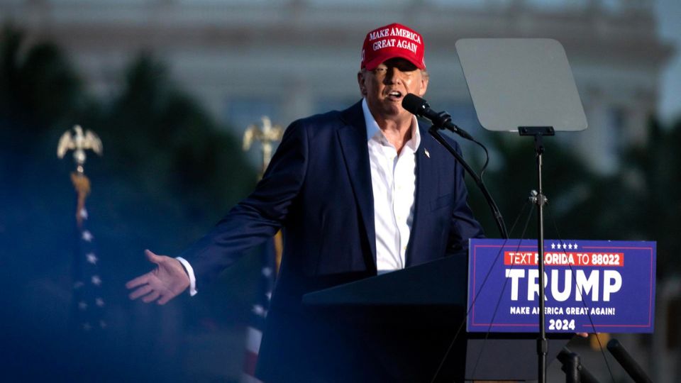 El expresidente Donald Trump pronuncia un discurso durante un acto de campaña en el Trump National Doral Miami | EFE/EPA/CRISTOBAL HERRERA-ULASHKEVICH