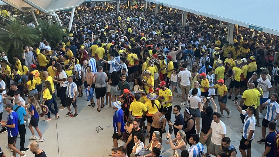 Aficionados ingresan sin control al estadio Hard Rock previo a la final de la Copa América.