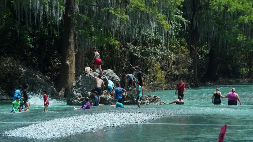 Personas disfrutando del Río Ramos en Allende, Nuevo León.