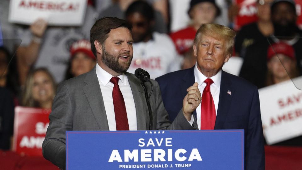 Ohio J.D. Vance (i), candidato republicano al Senado de Estados Unidos por Ohio, junto al expresidente estadounidense Donald Trump (2017-2021) | EFE/EPA/DAVID MAXWELL