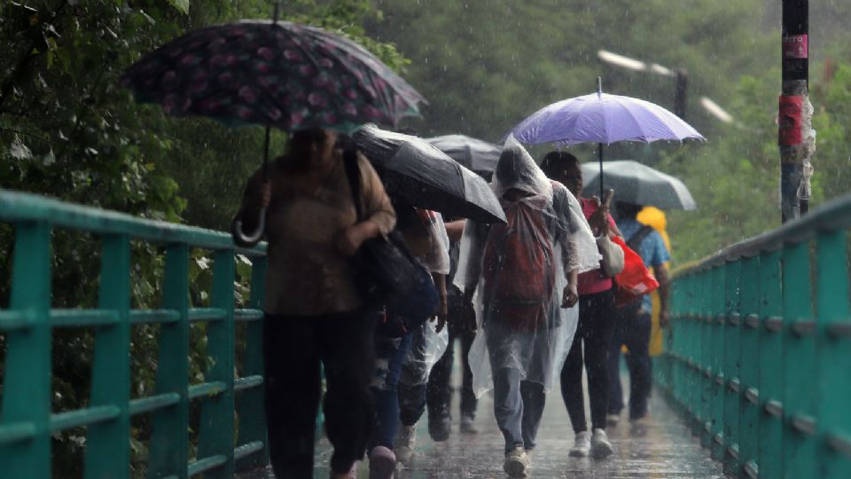 Personas cubriéndose de la lluvia.