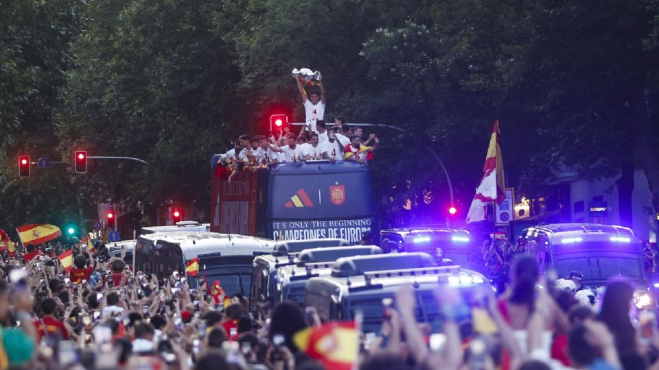 Los jugadores de la selección española celebran junto a miles de aficionados este lunes en Madrid tras conseguir el título de campeones de la Eurocopa.