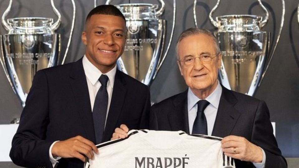 Kylian Mbappé y Florentino Pérez, presidente del club, hacen oficial la contratación del astro francés