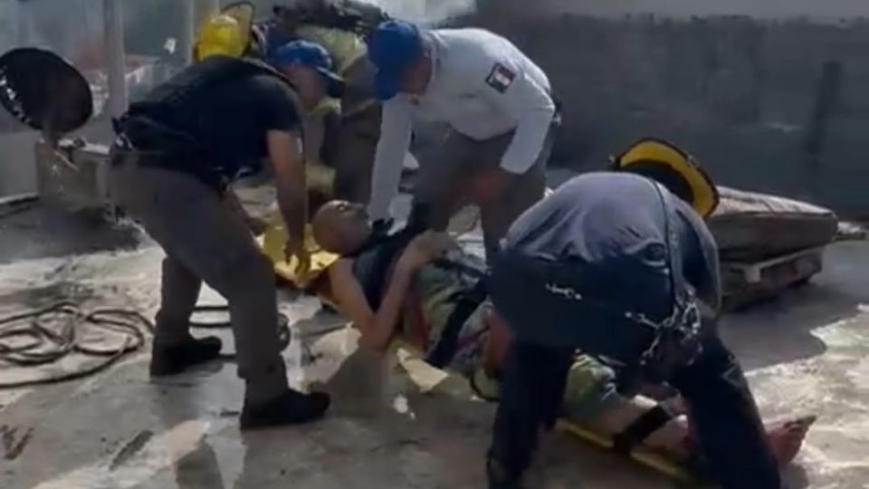 Rescatan a hombre en incendio.