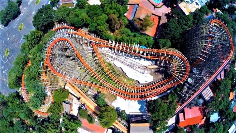 Vista aérea de una montaña rusa en Six Flags | Facebook / Six Flags México