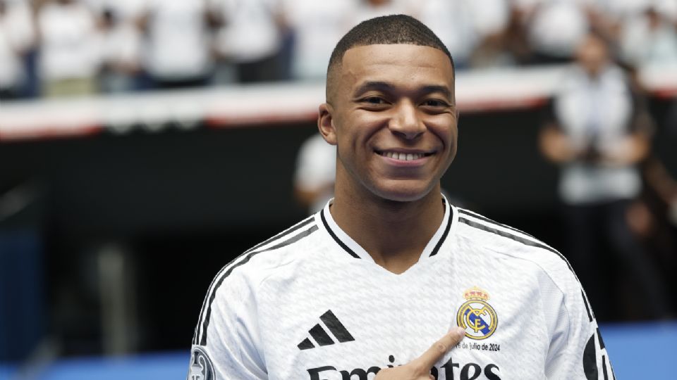 El francés Kylian Mbappé durante su presentación como nuevo jugador del club, en el estadio Santiago Bernabéu de Madrid.