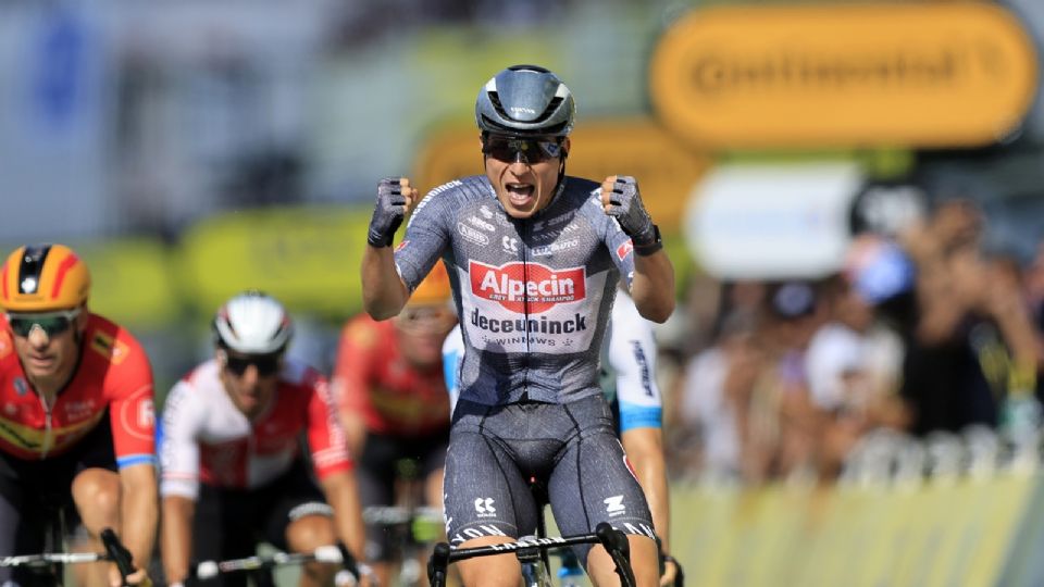 El ciclista belga, Jasper Philipsen, celebra al cruzar la línea de meta tras ganar la 16ª etapa del Tour de Francia 2024.