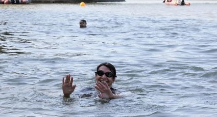 Alcaldesa de París se baña en el río Sena para mostrar calidad del agua