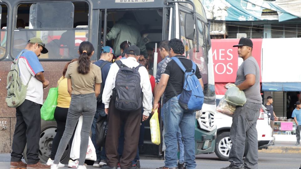 Usuarios esperan abordar camión en Monterrey