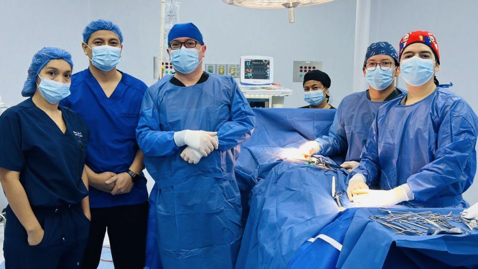 Doctores operan con éxito bola de cabello a joven de Ecuador | X / @HospitalVerdi