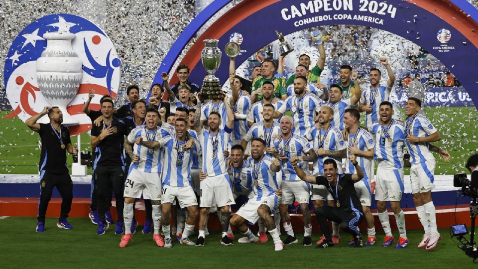 Los jugadores de Argentina celebran haber ganado la final de la Copa América 2024 contra Colombia.