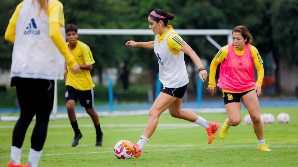 Cristina Ferral, jugadora de Tigres Femenil, durante un entrenamiento de cara al partido ante Pachuca en la Summer Cup