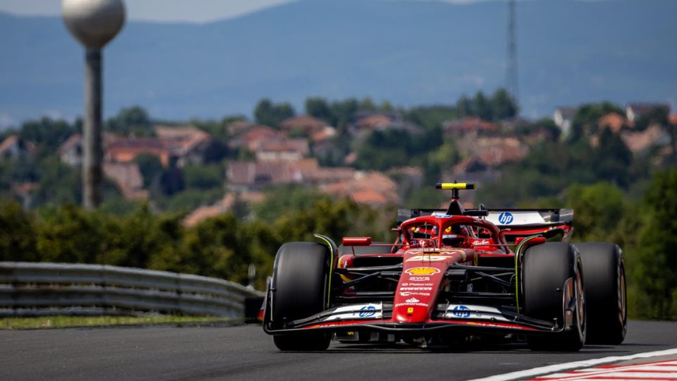 El piloto de la Scuderia Ferrari, Carlos Sainz Jr., ganó la Copa del Mundo en Mogyorod, Hungría | EFE/EPA/MARTIN DIVISEK