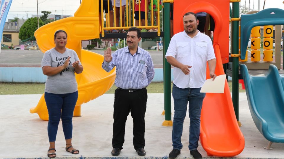 Cosme Leal (centro), alcalde de Cadereyta, en la rehabilitación de plazas públicas