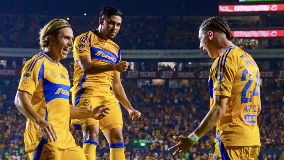 Jesús Garza y Sebastián Córdova celebran el gol de Marcelo Flores frente al América