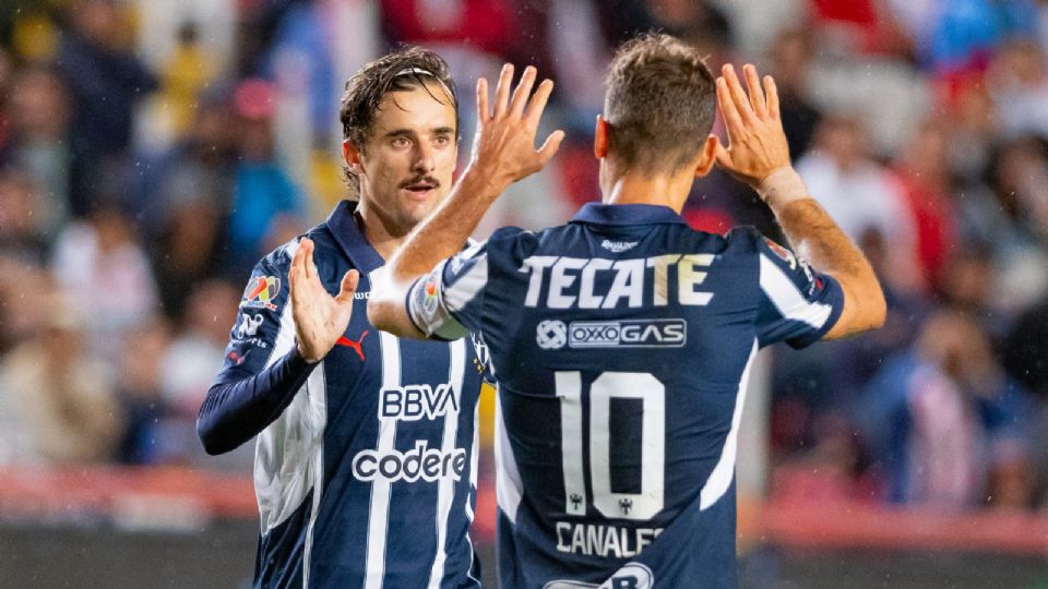 Sergio Canales felicita a Jordi Cortizo tras su gol ante Necaxa