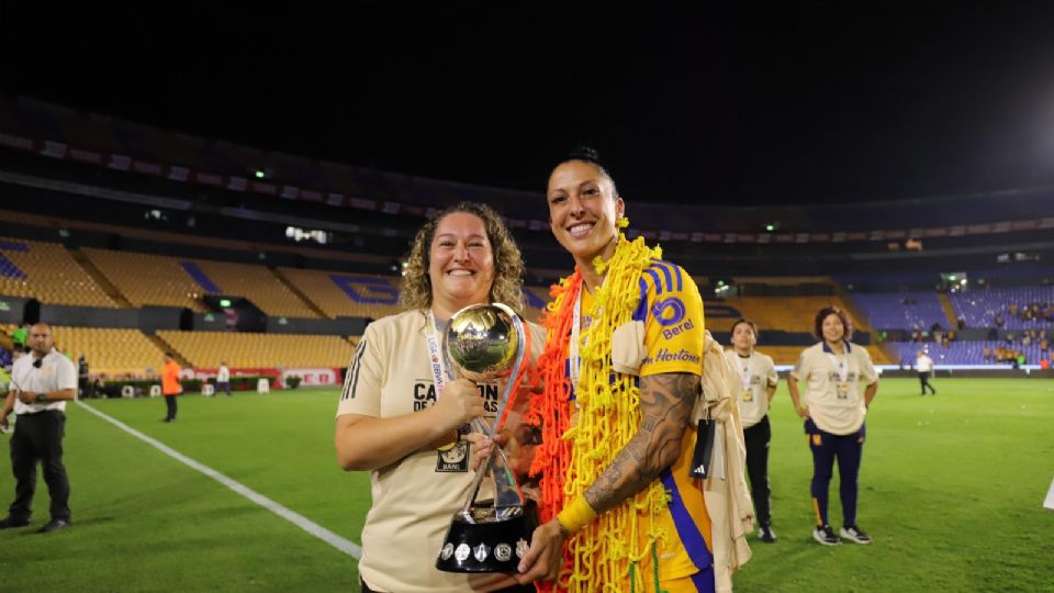 Milagros Martínez posa junto a Jennifer Hermoso con el trofeo de Campeón de Campeonas